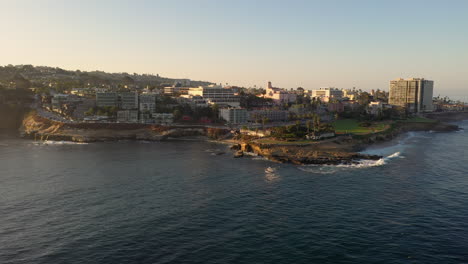 Picturesque-Cove-And-Beach-With-Hotels-On-Rocky-Cliffs-At-Early-Morning-In-La-Jolla,-San-Diego,-California