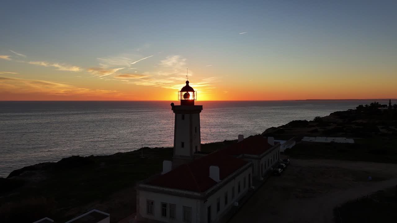 등대 유리를 통해 해가 지고 드론이 들어와 나갑니다.