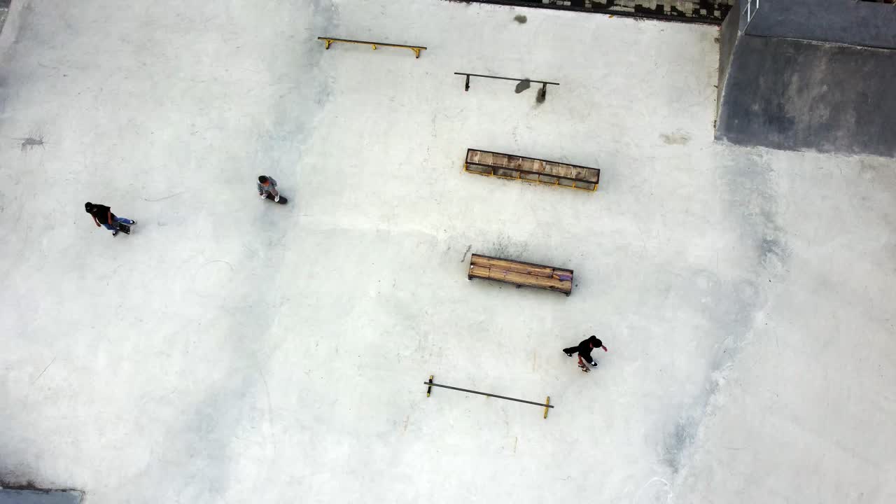 un adolescente asiático actúa con su monopatín en el skatepark en la ciudad de bantul, indonesia