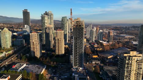 Panoramablick-Aus-Der-Luft-Auf-Wohngebäude-Und-Baustellen-In-Burnaby,-BC,-Kanada