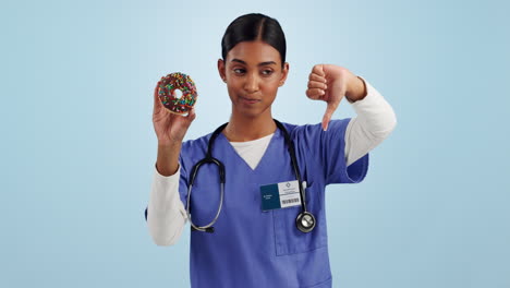 Woman,-doctor-or-nutritionist-with-donut