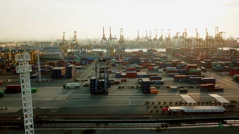 vista del patio de contenedores en el puerto industrial