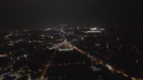 Vista-Aérea-Y-Gran-Angular-De-Bratislava-Por-La-Noche