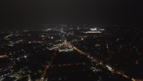 vista aérea de gran ángulo de bratislava por la noche