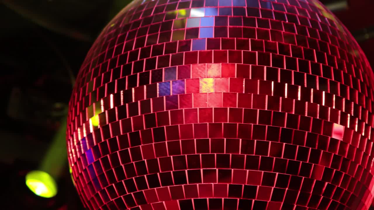 el fondo de reflexión de la luz de la bola de la discoteca en un club nocturno.