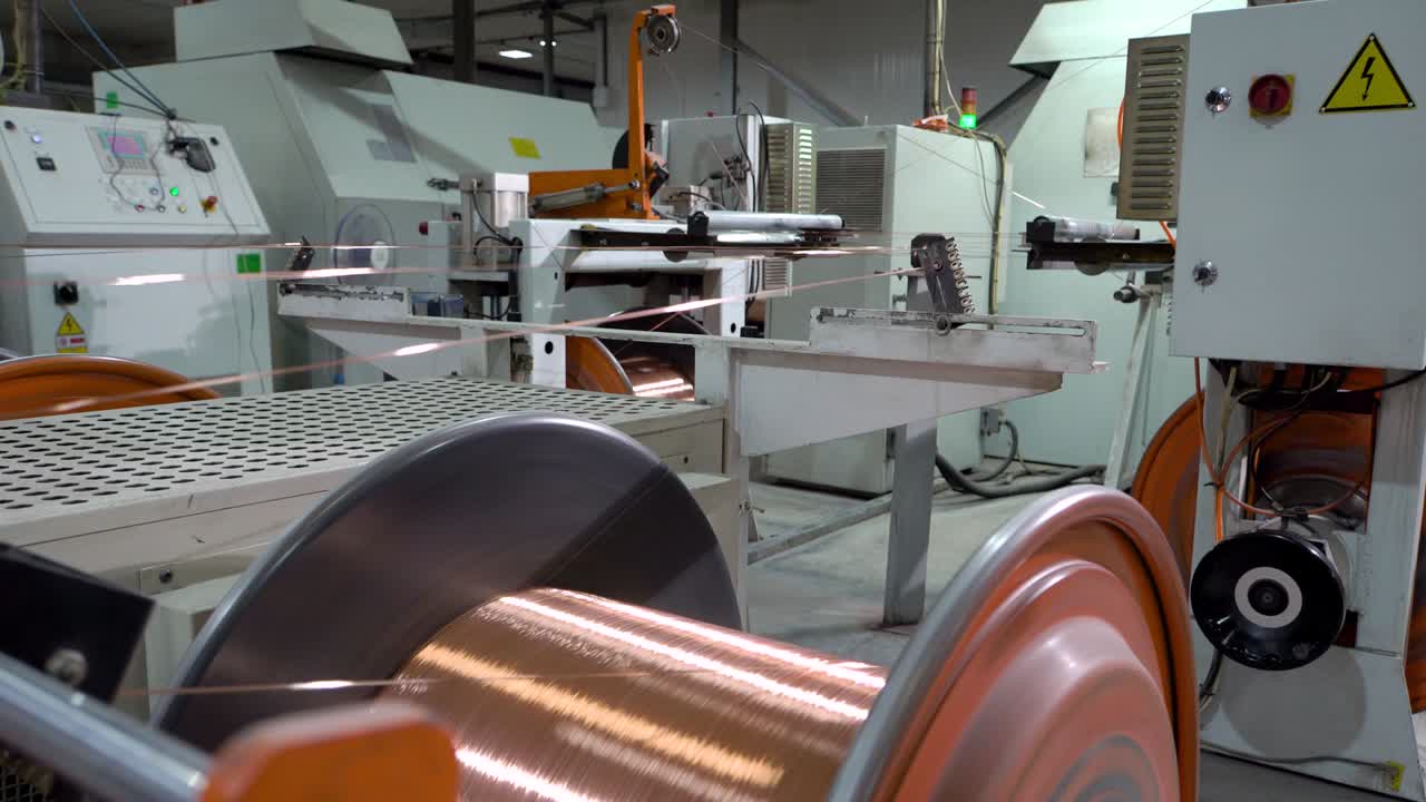 구리 와이어를 생산하기 위해, 구리 케이블은 릴에서 어집니다.