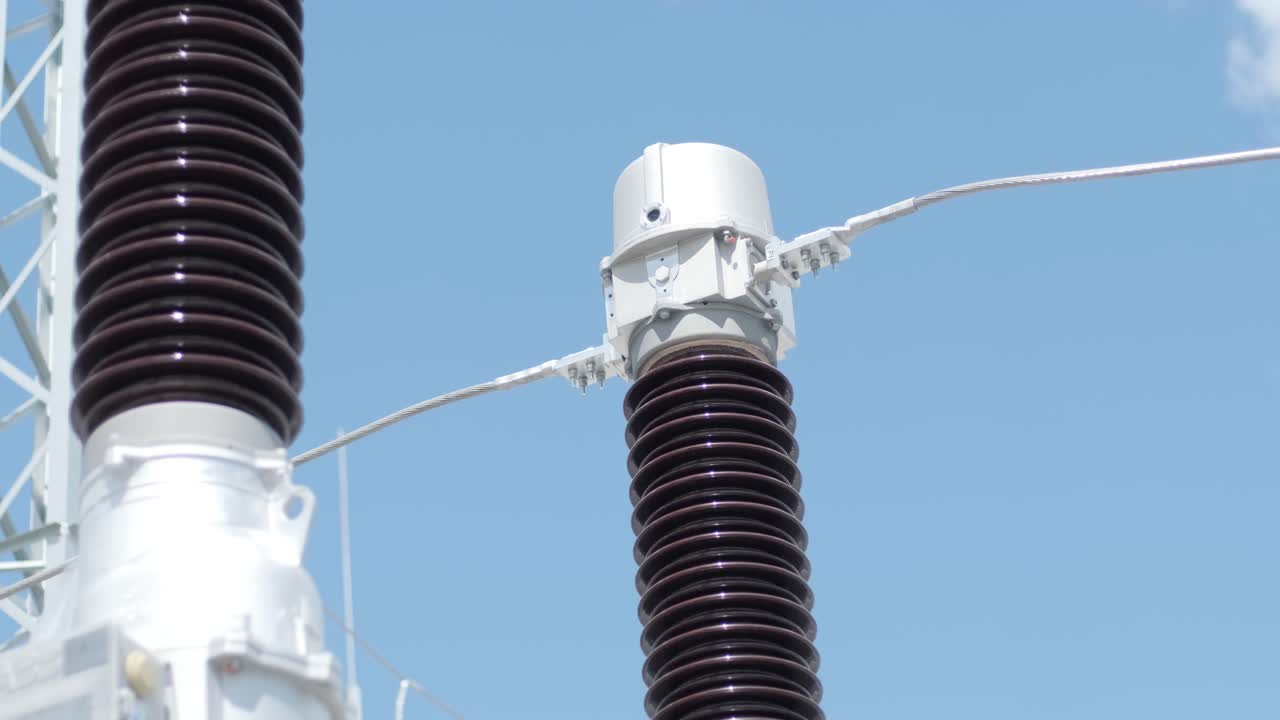 푸른 하늘 배경에 대한 전력 서브 스테이션의 많은 고전압 전기 단열기