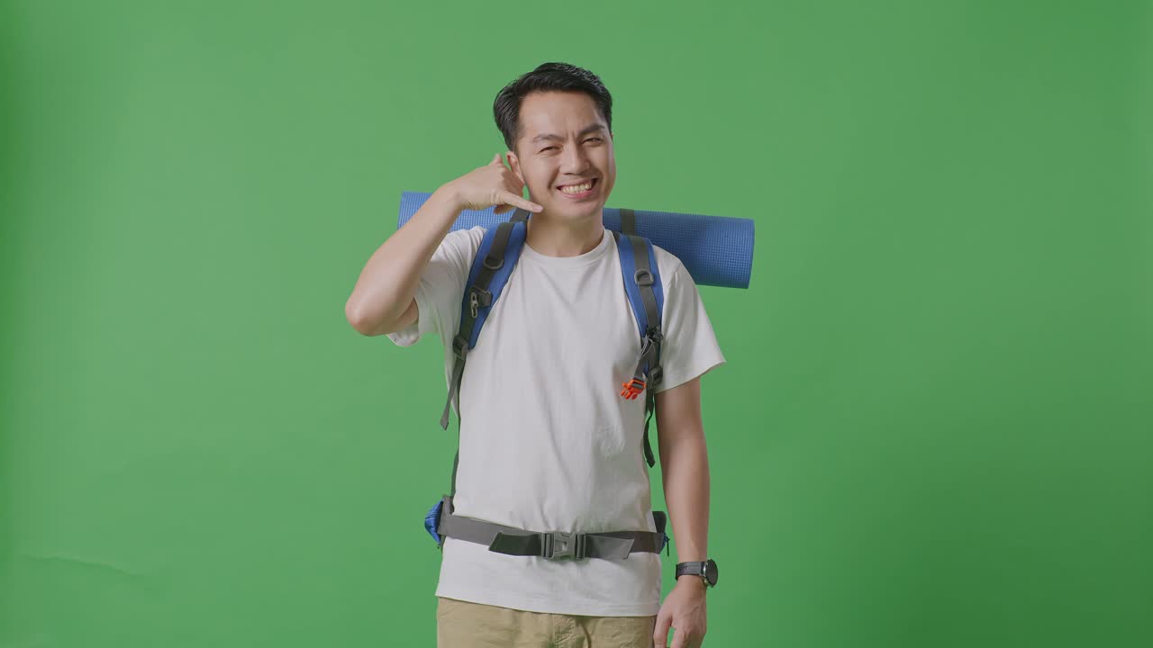 turista sonriente llamando con gestos