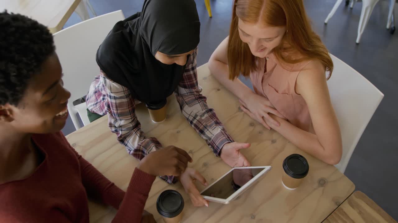 젊은 성인 여성 친구들이 카페에서 어울리고 있습니다.