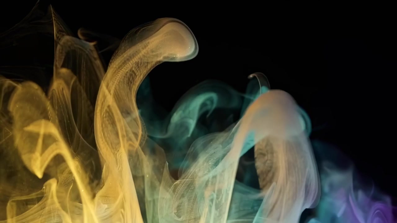 Volutes abstraites d'encre jaune et sarcelle dans l'eau