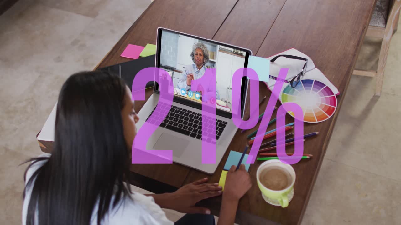 animación del porcentaje de cambio sobre una mujer de negocios biracial usando una computadora portátil.