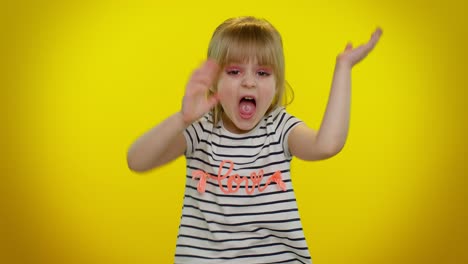 Funny-playful-child-girl-scream-with-hand-near-mouth-waving,-greeting-with-hand-as-notices-someone