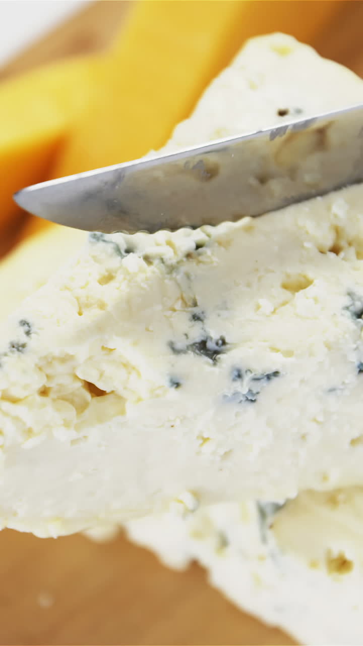 rebanadas de queso con cuchillo