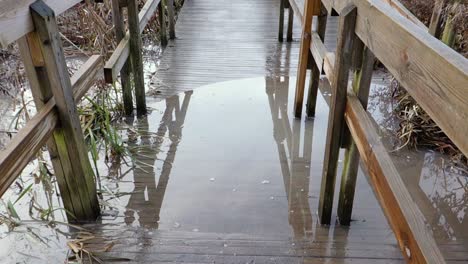 Puente-De-Madera-Inundado-En-Enero