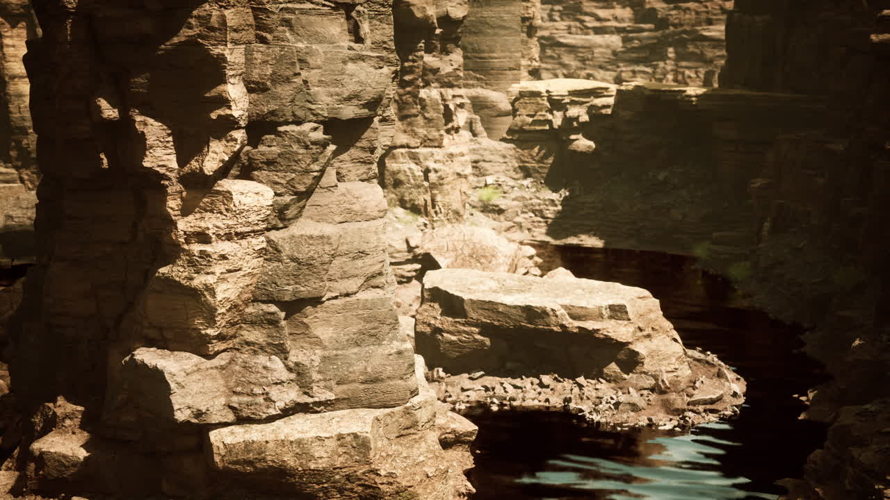 거대한 빨간 바위의 계곡을 가로질러 흐르는 강