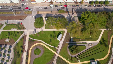 aérea de arriba hacia abajo - parque urbano moderno en el centro de la ciudad - parque central en gdynia - vegetación, árboles, hierba y un área de relajación para residentes y turistas