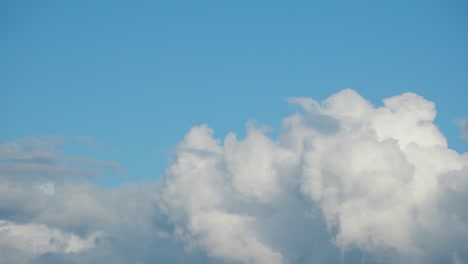 las nubes de lluvia se mueven rápidamente en el cielo azul.