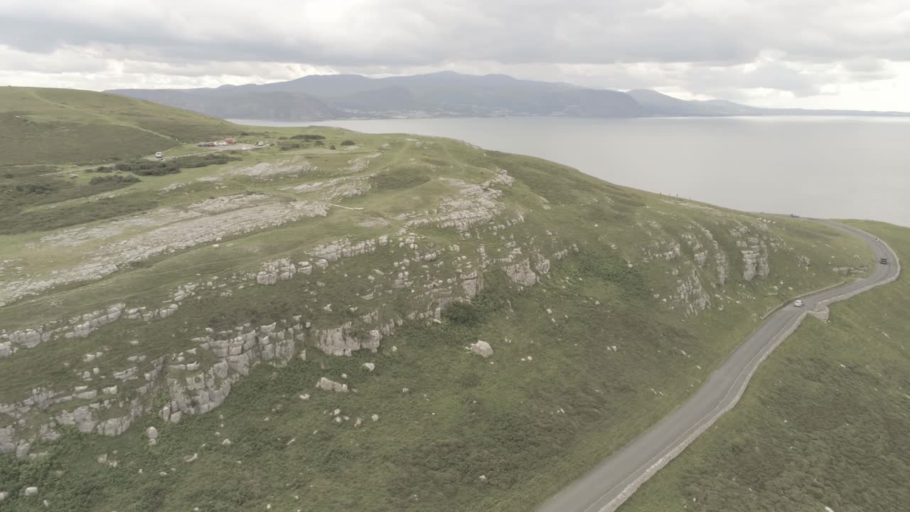 vista aérea de la costa del mar sobrevolando los acantilados de la montaña great orme llandudno gales órbita izquierda