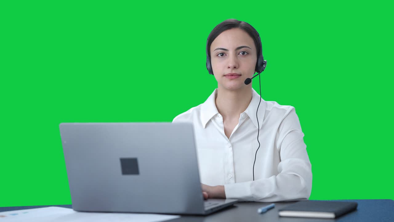 Teleoperadora india mirando a la cámara. Pantalla verde.