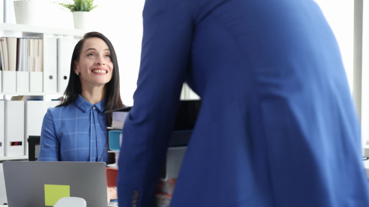 mujer de negocios entrega una gran cantidad de documentos al gerente