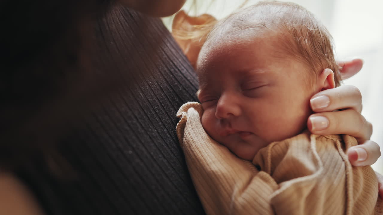 신생아를 안고 있는 어머니.