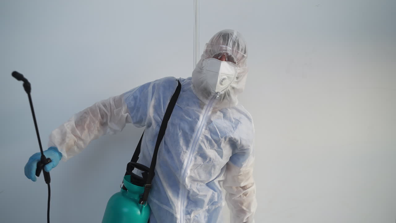 trabajador de desinfección con equipo de protección