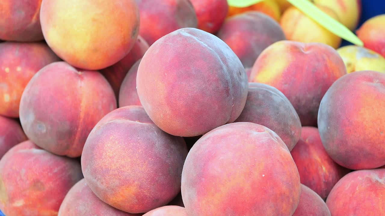 melocotones en un mercado de agricultores