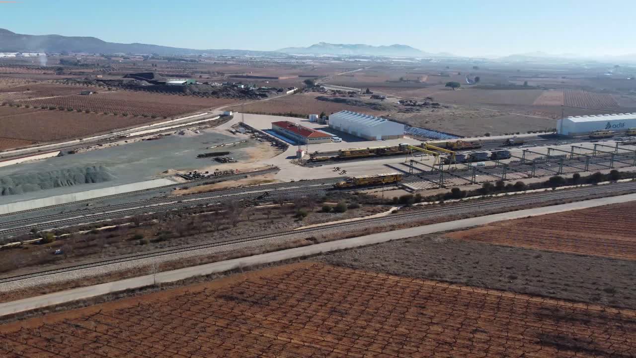 vías férreas y estación de servicio entre viñedos, requena, españa