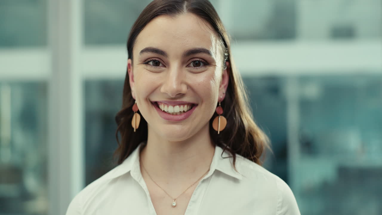 mujer de negocios, cara y primer plano de un abogado