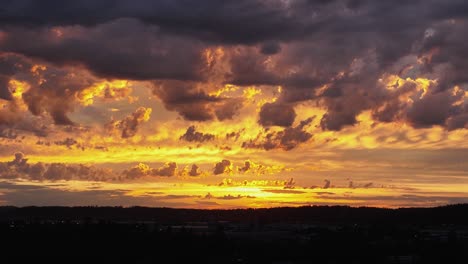 estrecha toma aérea de una hermosa puesta de sol dorada con bocanadas de nubes esparcidas