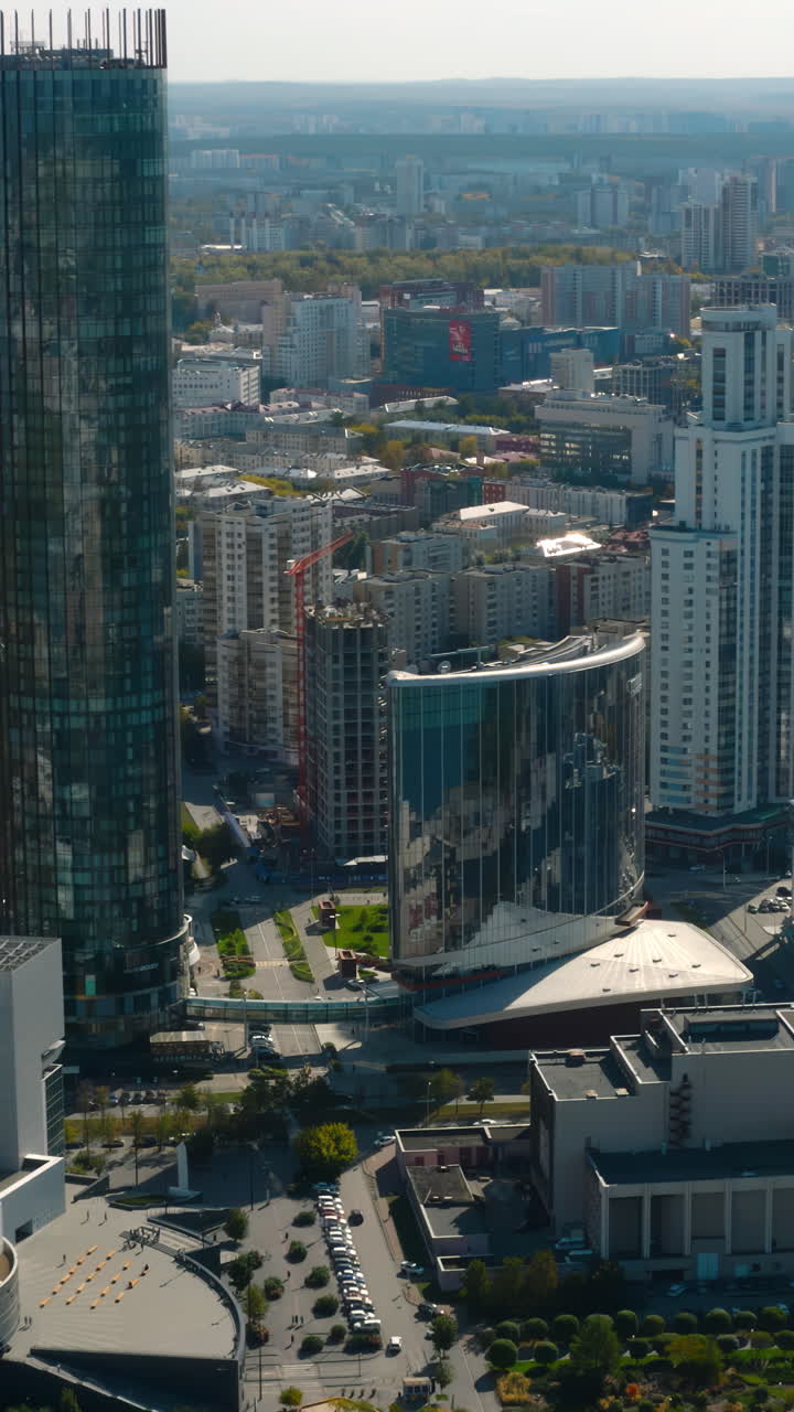 Vista aérea de uma cidade moderna com arranha-céus e edifícios altos