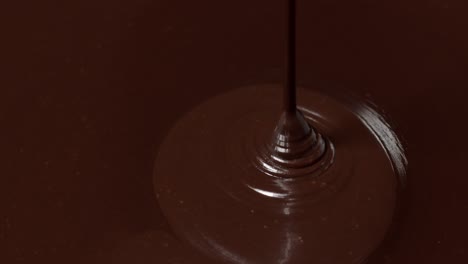 溶けた液体のプレミアムダークチョコレート (ミルクチョコ) とナッツ (ナッツ) を注ぎデザートを準備します