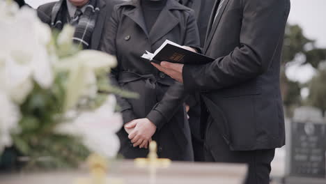 biblia, manos y familia en el funeral