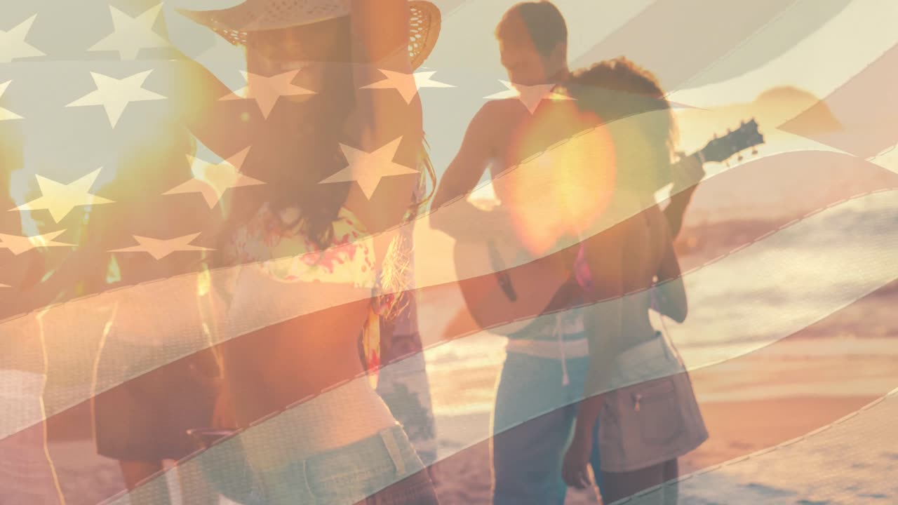 animación de la bandera de los estados unidos de américa sobre amigos bailando y riendo en una fiesta en la playa