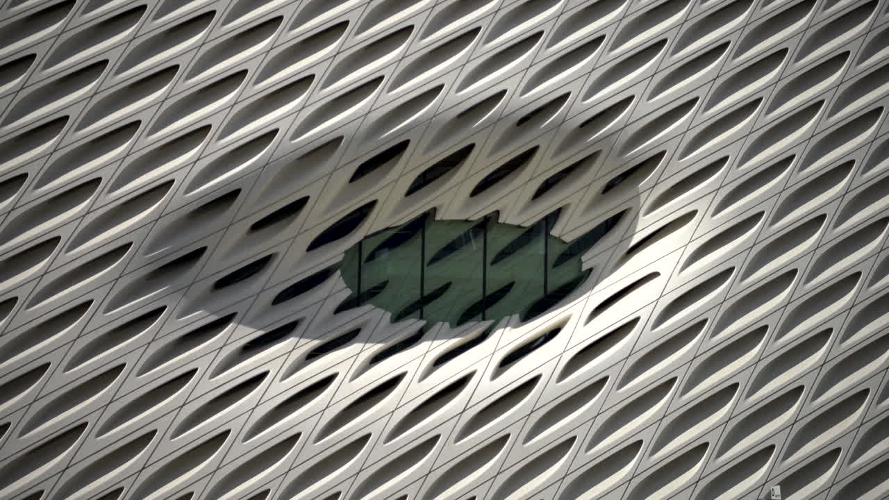 hermosa arquitectura de una ventana diseñada contemporáneamente de un edificio de la ciudad
