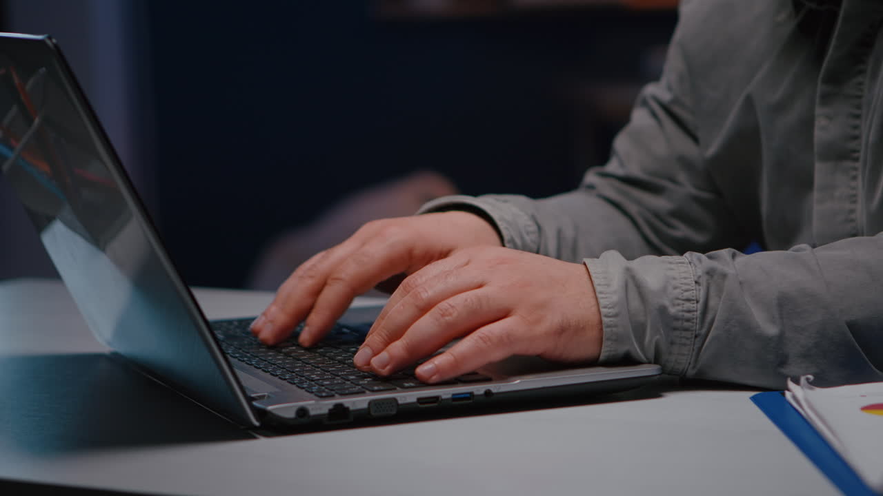 책상 테이블에 앉아 있는 키보드 위의 사업가 손의 클로즈업