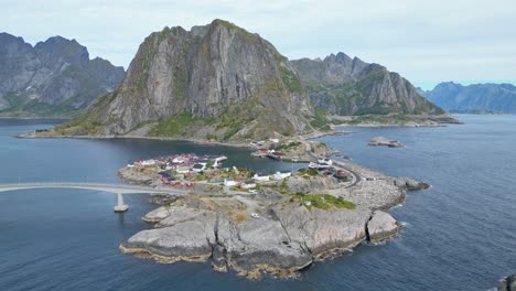 Hamnoy-Dorf-Und-Fjorde-Auf-Den-Lofoten,-Norwegen---Luftaufnahme-4k