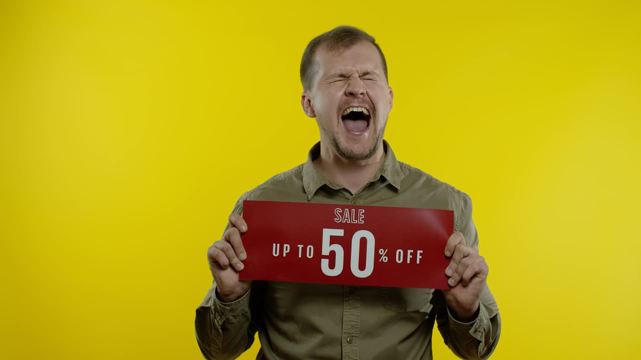 hombre mostrando venta hasta el 50 por ciento de descuento inscripciones signo, regocijándose buenos descuentos, precios bajos