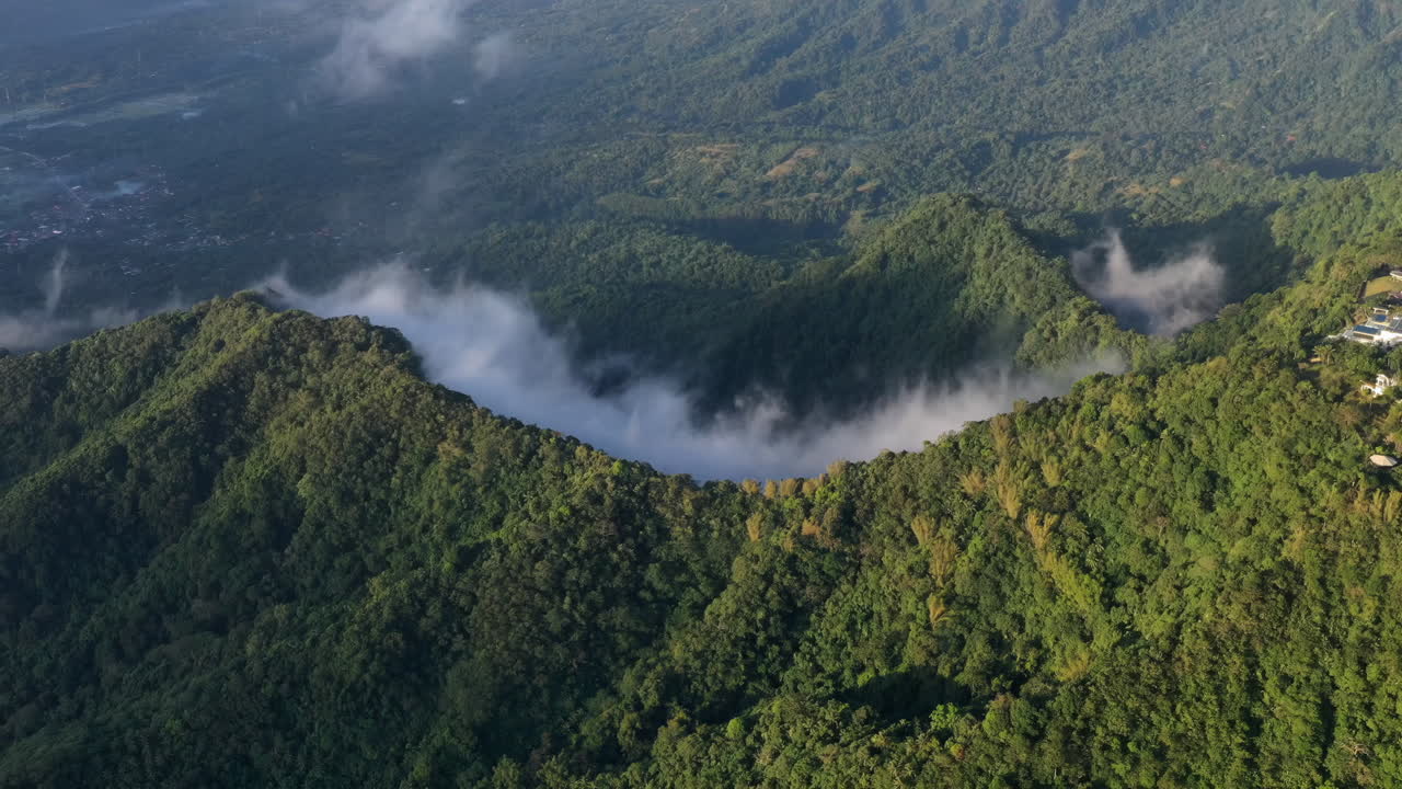 정글 산맥을 따라 형성되는 구름의 공중 하이퍼 라페스