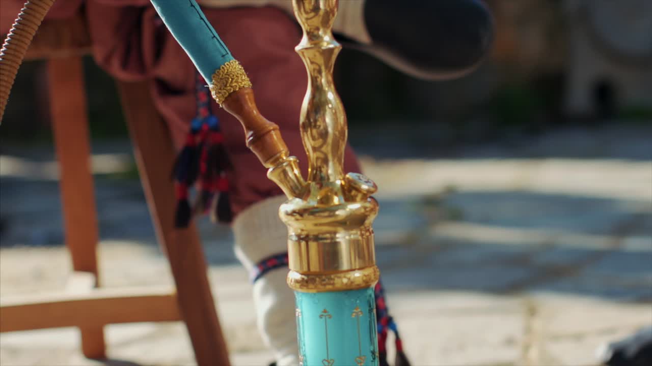 detalle de cachimba chapada en oro. burbujeante de jugo de narguile