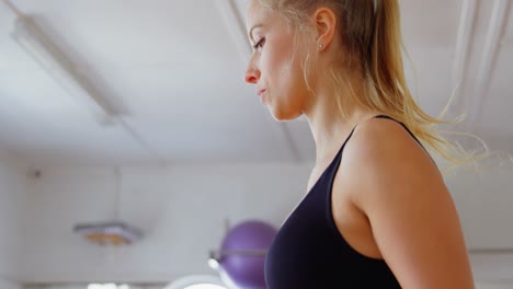 Female-boxer-exercising-with-skipping-rope-4k