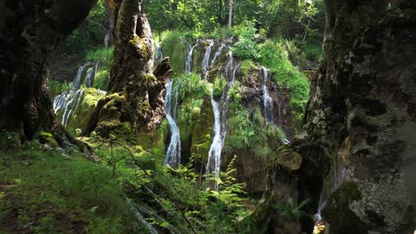 vista pintoresca de las impresionantes cascadas de sopotnica en la montaña jadovnik en serbia - toma de acercamiento