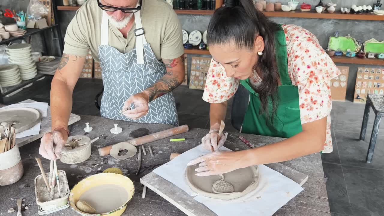 Pareja comprometida con la alfarería en un taller creativo