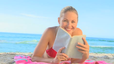 chica rubia atractiva en una playa