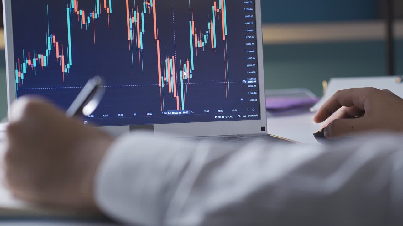 el hombre que sigue el mercado de valores. el hombre que ve el mercado de valores en la computadora.