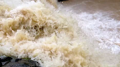 Chorro-Del-La-Chorrera-Gushing-Waterfall-In-Panama,panning-View