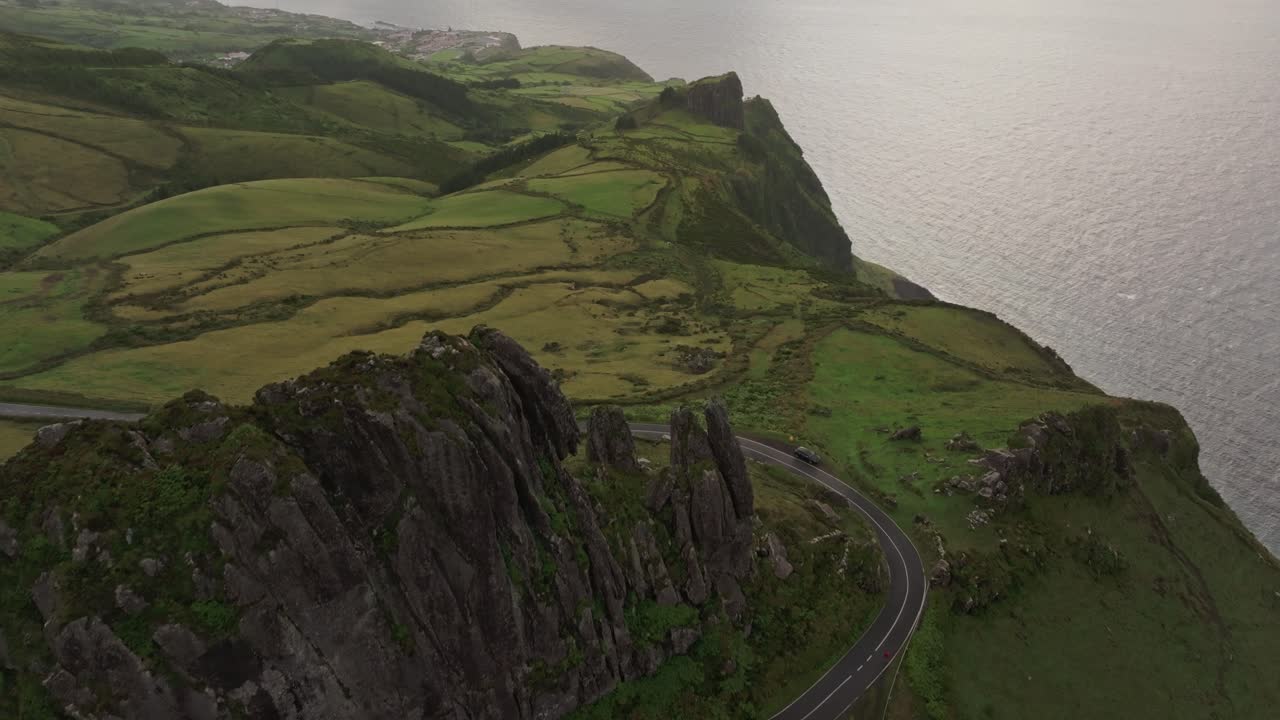 포르투갈 아조레스 섬 에 있는 로카 도스 프라데스 바위 의 공중 사진 - 드론 촬영