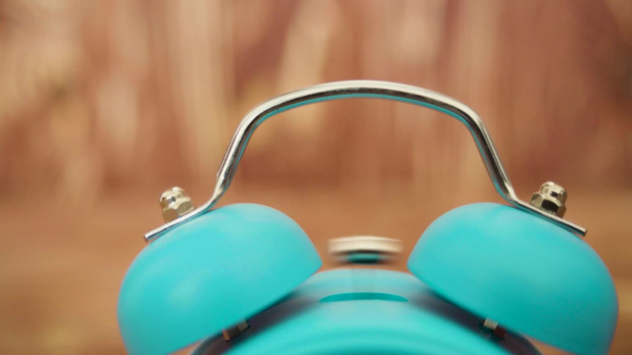 소리와 함께 비디오 - 블루 알람 시계에서 울리는 클로즈업 알람 벨