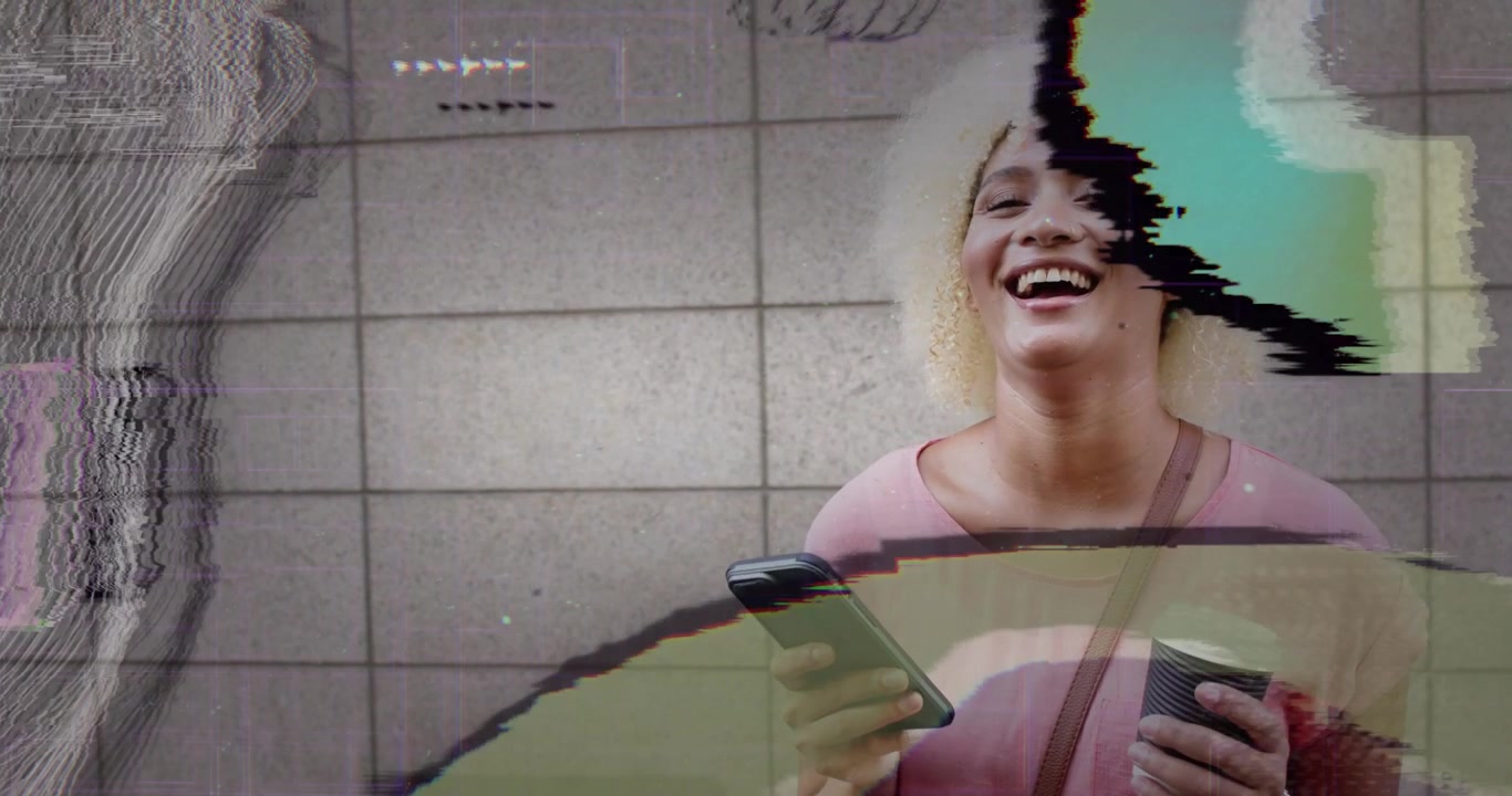 Donna che scorre lo schermo dello smartphone, causando un effetto glitch con un arco di colore in una demo tecnologica e ridendo.