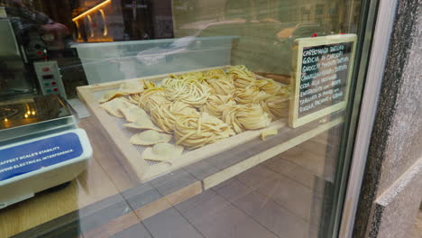 pasta artesanal expuesta en un escaparate de una tienda en italia